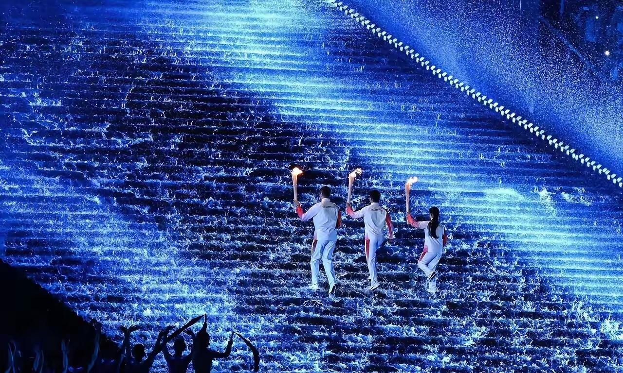 还是广东人会玩，全运会开幕式上，舞台上竟然全是水，如果你以为是特效那就大错特