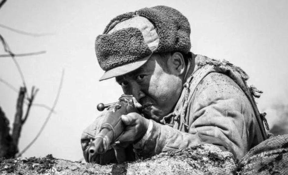1958年全军大比武，各军派出王牌射手，63军出阵的是唐满洋。隐现靶射击，靶子忽