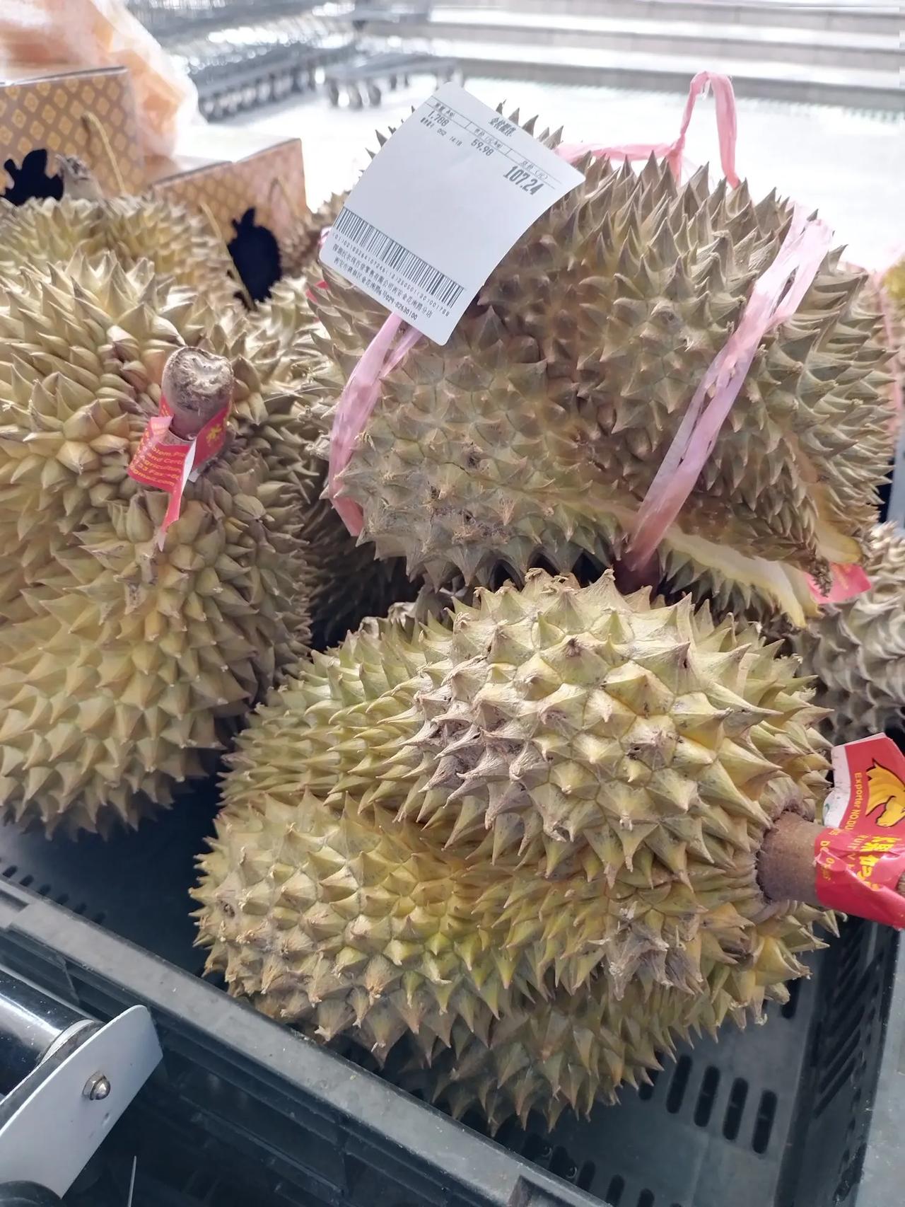 榴莲啊榴莲，你是我吃不起的水果天花板。今天去立丰国际逛了逛，看到门口有卖榴莲的
