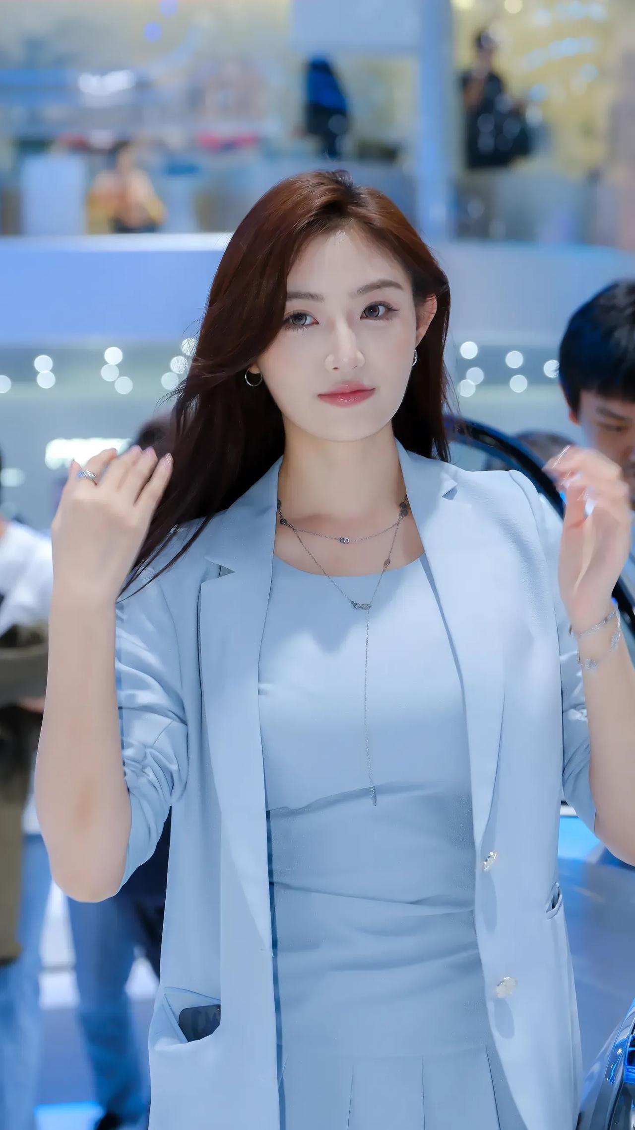 最近在车展圈，车模珍妮可太火啦！在2025上海车展和粤港澳大湾区车展上，都能看到