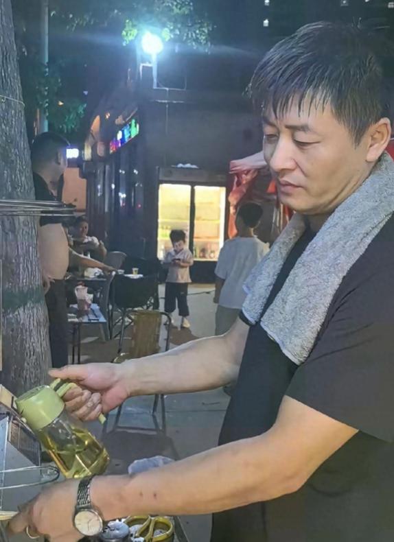 说句不太好听的话，这个烧烤摊主火了，但没人在乎他是谁。网上几千条评论，全在叫他