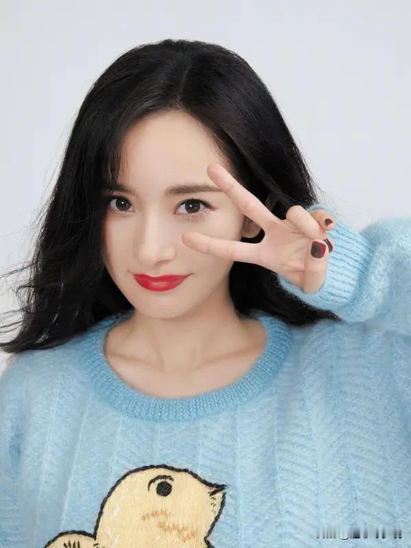 杨幂吃“固体杨枝甘露”沉默了近日，“杨幂吃固体杨枝甘露沉默了”这事儿出圈了。看