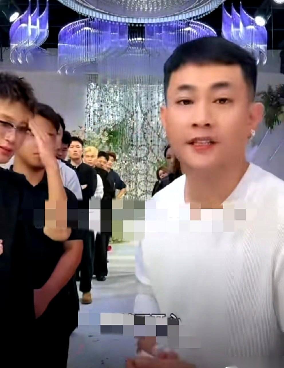 网红吴迪的一场醉酒直播，直接把“兄弟情”的遮羞布扯了个粉碎。镜头前，他指名道姓冲