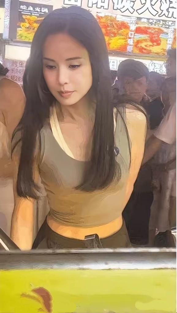 李若彤逛长沙夜市照片传疯了她哪里像60，说20也不违和！查了下她的保养秘笈，恍
