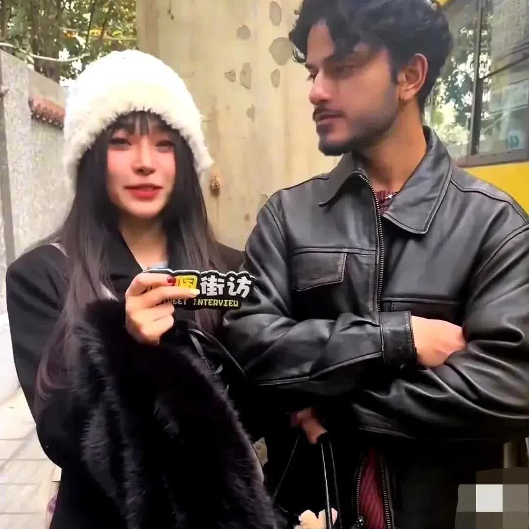 这位24岁的浙江美女选择了一位印度人做男朋友。当有记者采访她为什么选择印