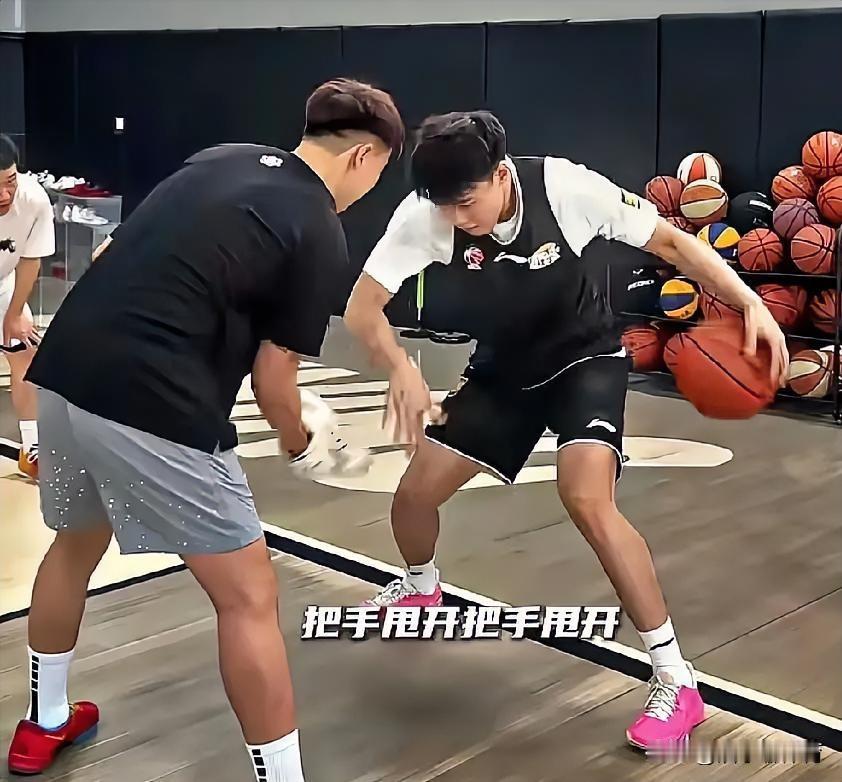 休赛期李虎翼已经开始训练，不得不承认，虎子确实够努力，但这个方面仍需要提高。辽
