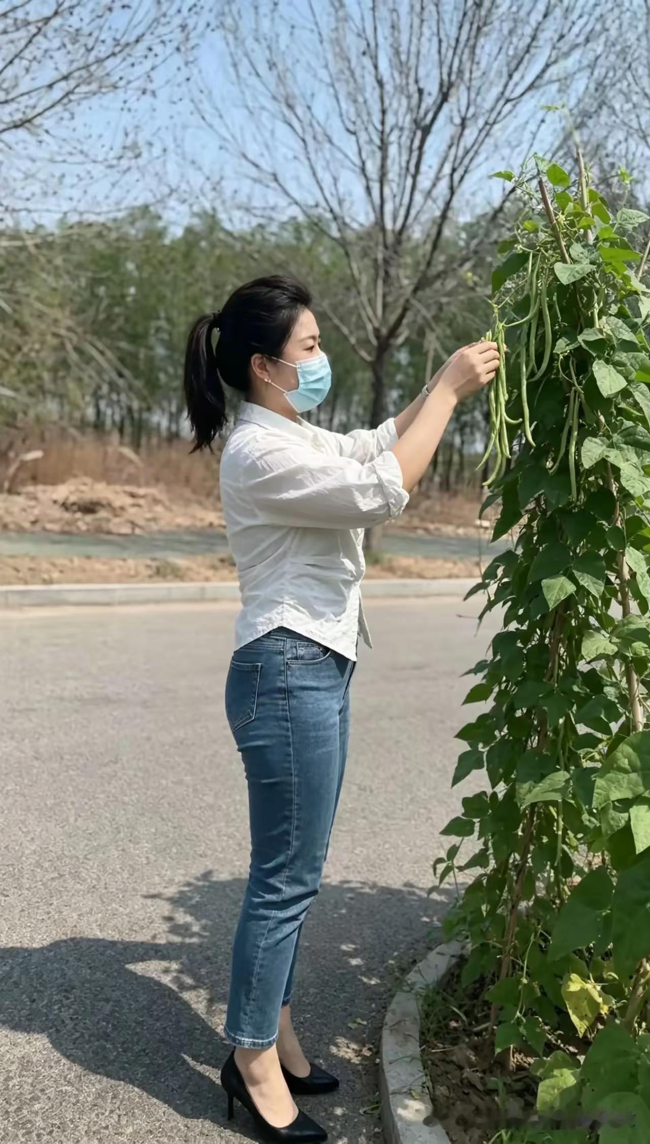 薄胸衣、白衬衣，挽起来的牛仔裤，非常符合下地干活的人的穿衣打扮，同时也显示了劳动