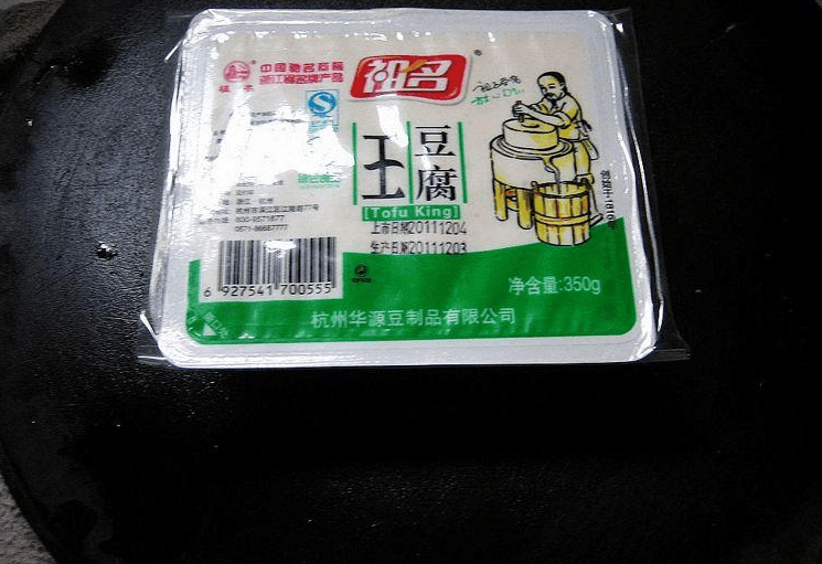 1,盒装的嫩脂豆腐一大块,这种豆腐特别的嫩,跟日本豆腐类似.