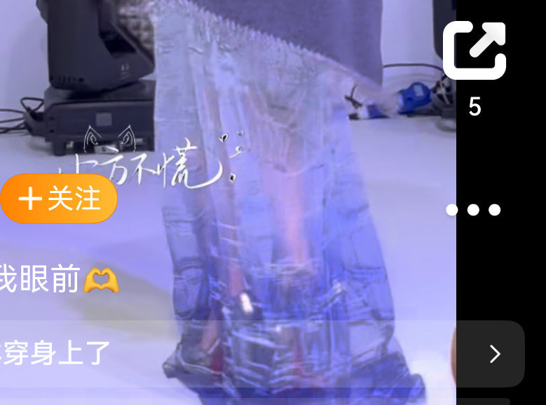 幂姐今天的穿红底鞋也好漂亮