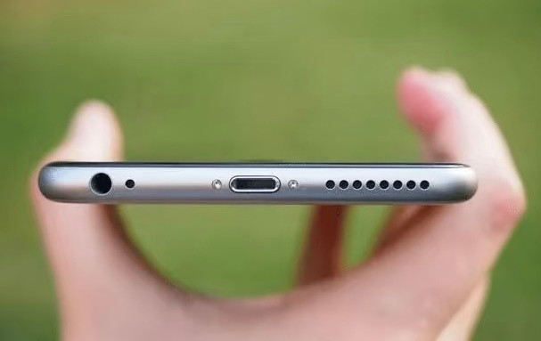 忘记是什么时候有线耳机开始逐渐退出市场了，只知道近几年从来没买到过带耳机孔的手机