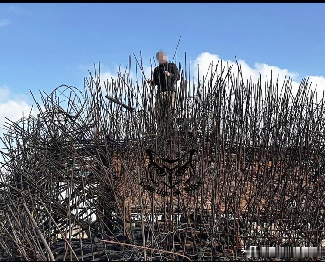 我真是服了，俄军魔改的炸毛坦克，全方面无死角都焊满了钢条！请看图！俄军为了防