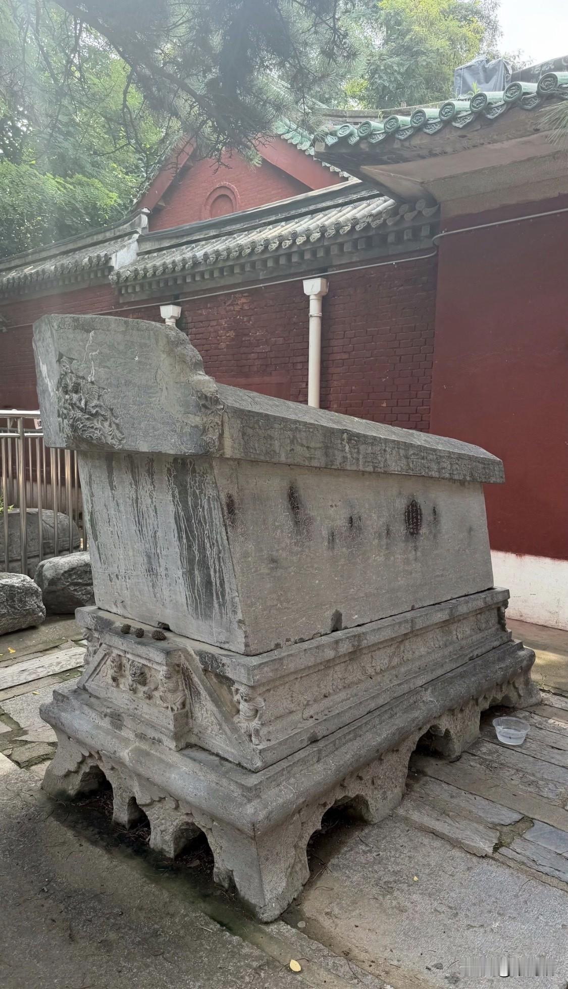 这是位于郑州碧沙岗公园内的金代石棺，其年代可追溯至金章宗承安五年（公元1200年