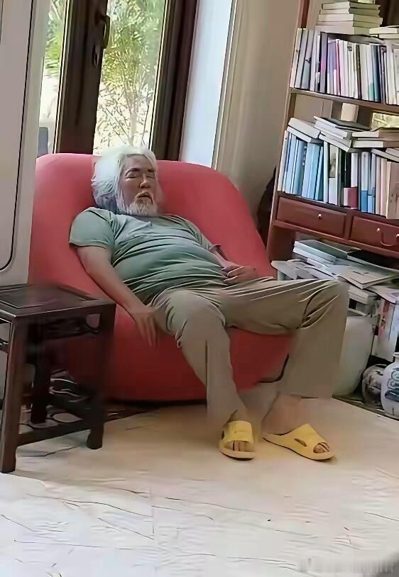 张纪中虽然有钱，但是每天对着一个糟老头子也挺累的吧。​​​