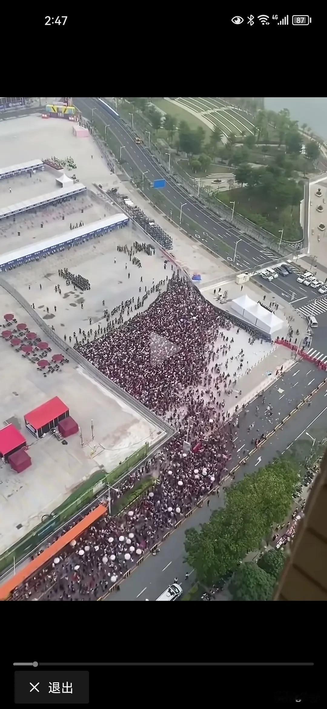 华晨宇的演唱会买票的人黑压压一大片！华晨宇的大伯是贪污犯！华晨宇的家族掌控银矿疑