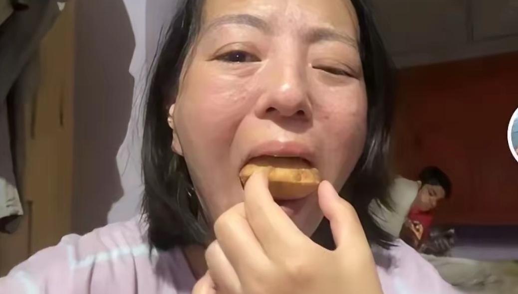远嫁印度的网红丹丹，最近彻底翻车了，她拿着父母攒了一辈子的养老钱去创业，三家餐厅
