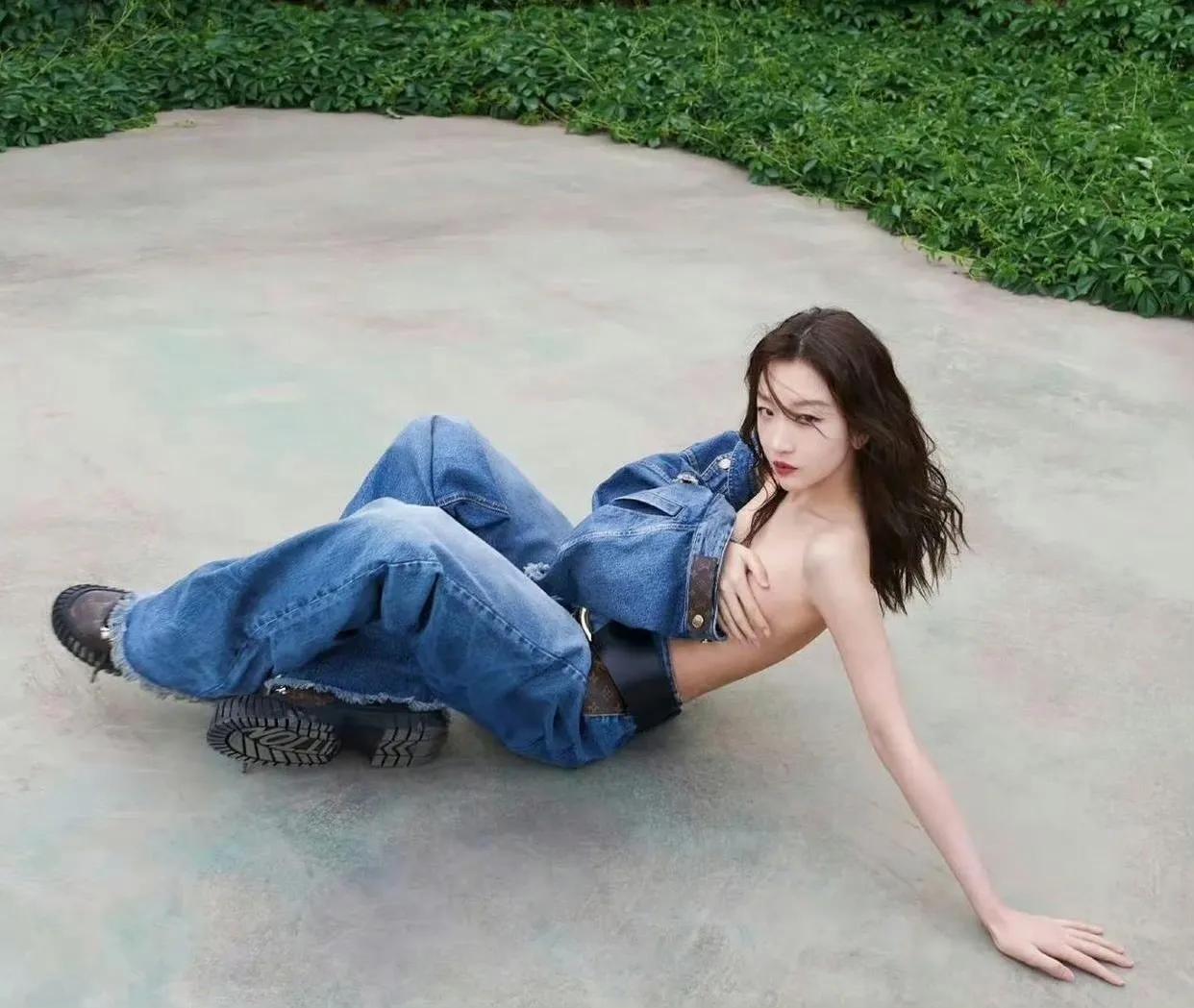 周冬雨啊周冬雨估计不止你看不下去，全网友都看不下去了。乍一看感觉你好像被冒犯