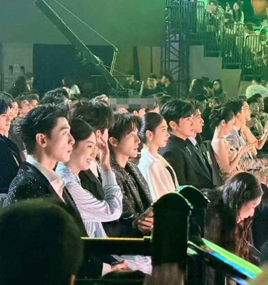 璐璐这张脸真的很适合浓妆，稍微加重一点眼妆，整个人的气场就完全不一样了，从邻家女