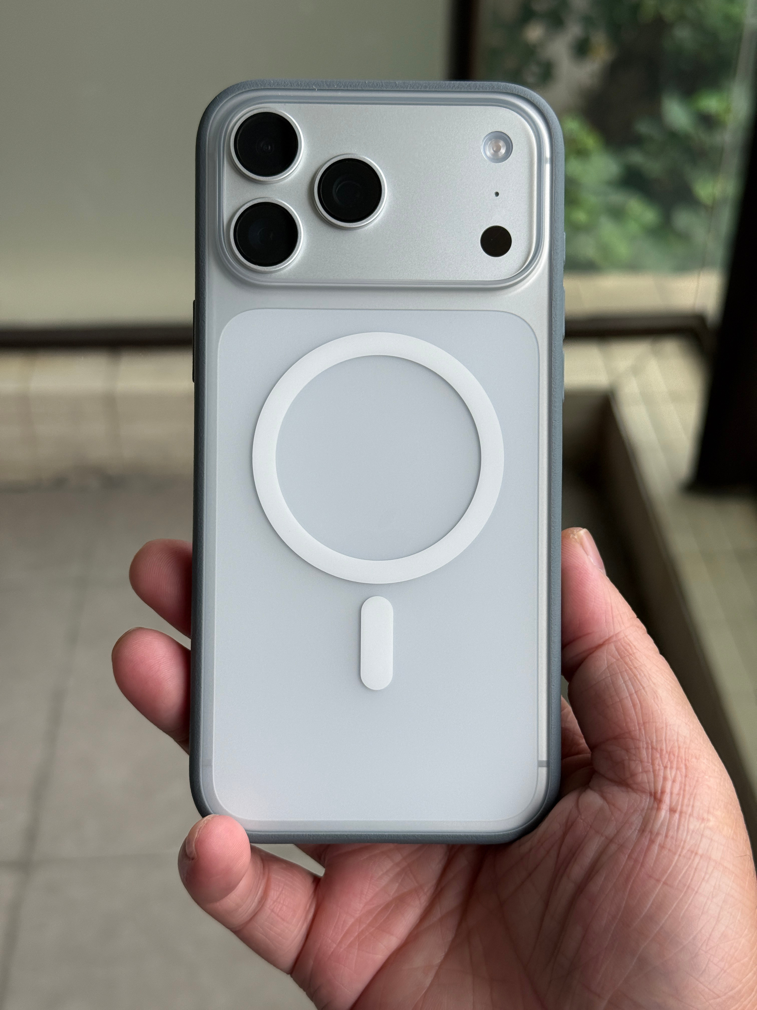 朋友新买的iPhone17ProMax，全套装备安排上了不过我刚刚发现这个手机