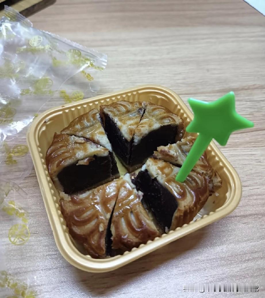 现在才吃今年第一个月饼，迟吗！这是对中秋最后的倔强还是吃货的滞后快乐？
