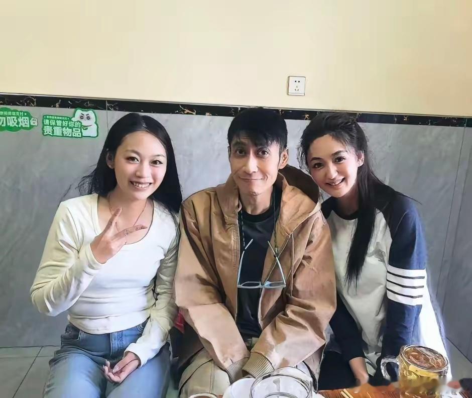 古早偶像剧男神盛超晒出了一组和朋友的聚餐照，他的状态非常差，身材暴瘦，黑眼圈很重