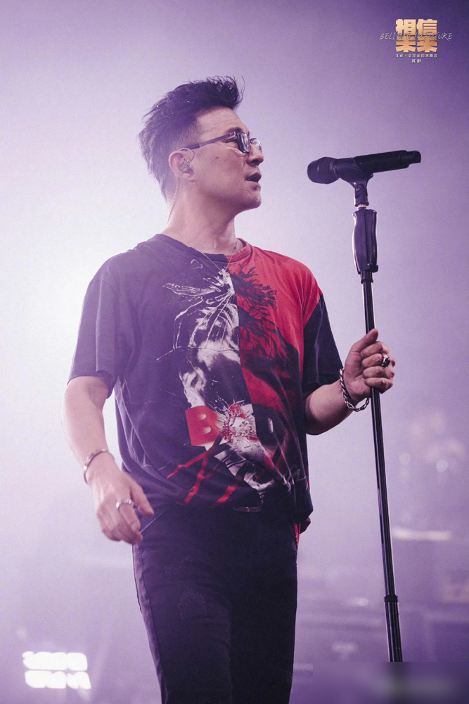 成都演唱会散场，汪峰突然站住不动了。台下有人扯着嗓子喊《一瞬间》，2011年的老歌，冷到连铁粉都得翻