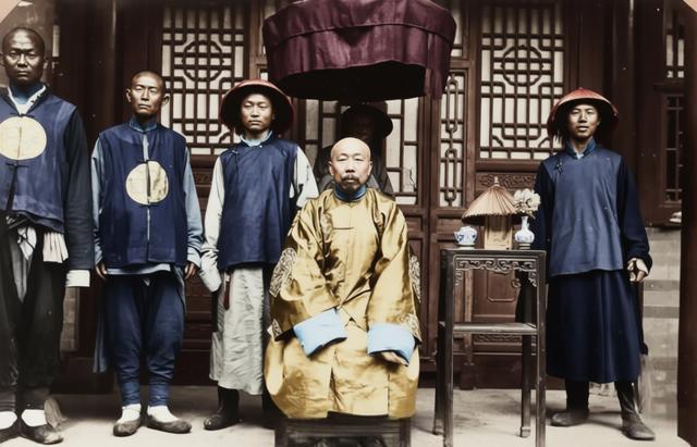 这张照片定格了晚清一位地方大员的威仪瞬间，居中端坐的官员身着补服，正襟危坐，气度