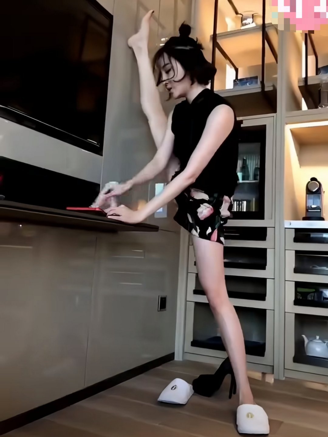 陈小纭大腿小腿几乎一样细美女姐姐陈小纭的居家锻炼照被网友扒出，做高抬腿动作的陈