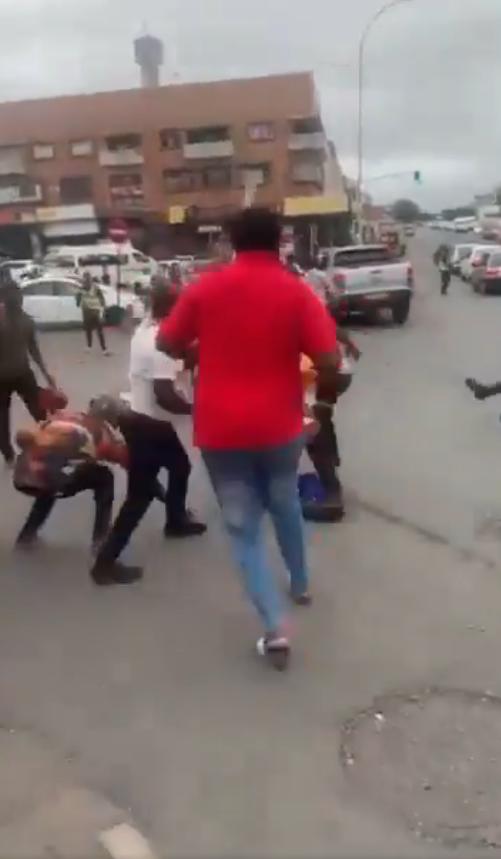 南非的城市东伦敦的一起暴力冲突。一群刚完成科萨族成人礼的年轻人（被称为Amak