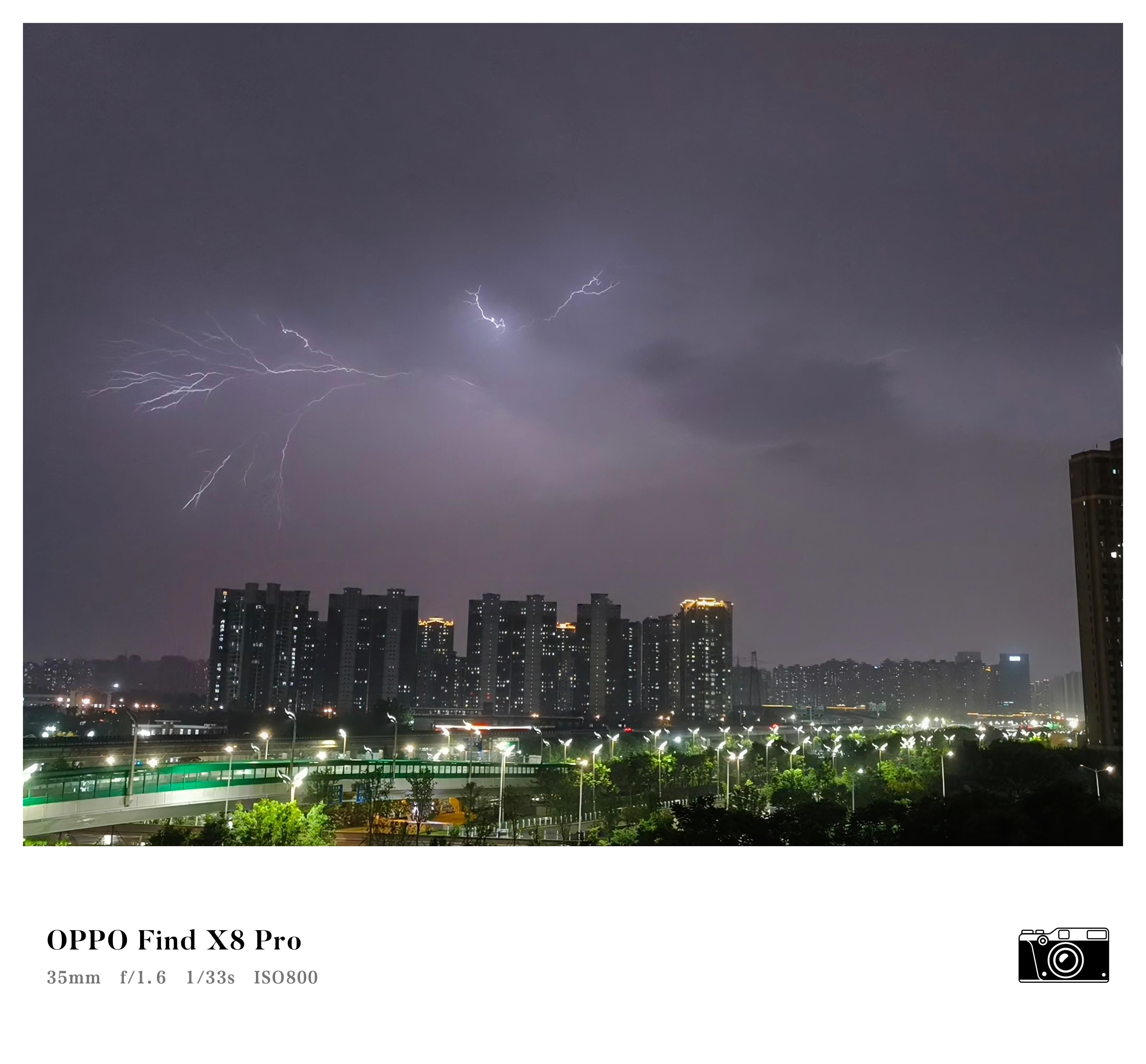 西安冰雹拍到闪电了，西安每次雷暴天气都很突然，很神秘……看着也很震撼。​​​