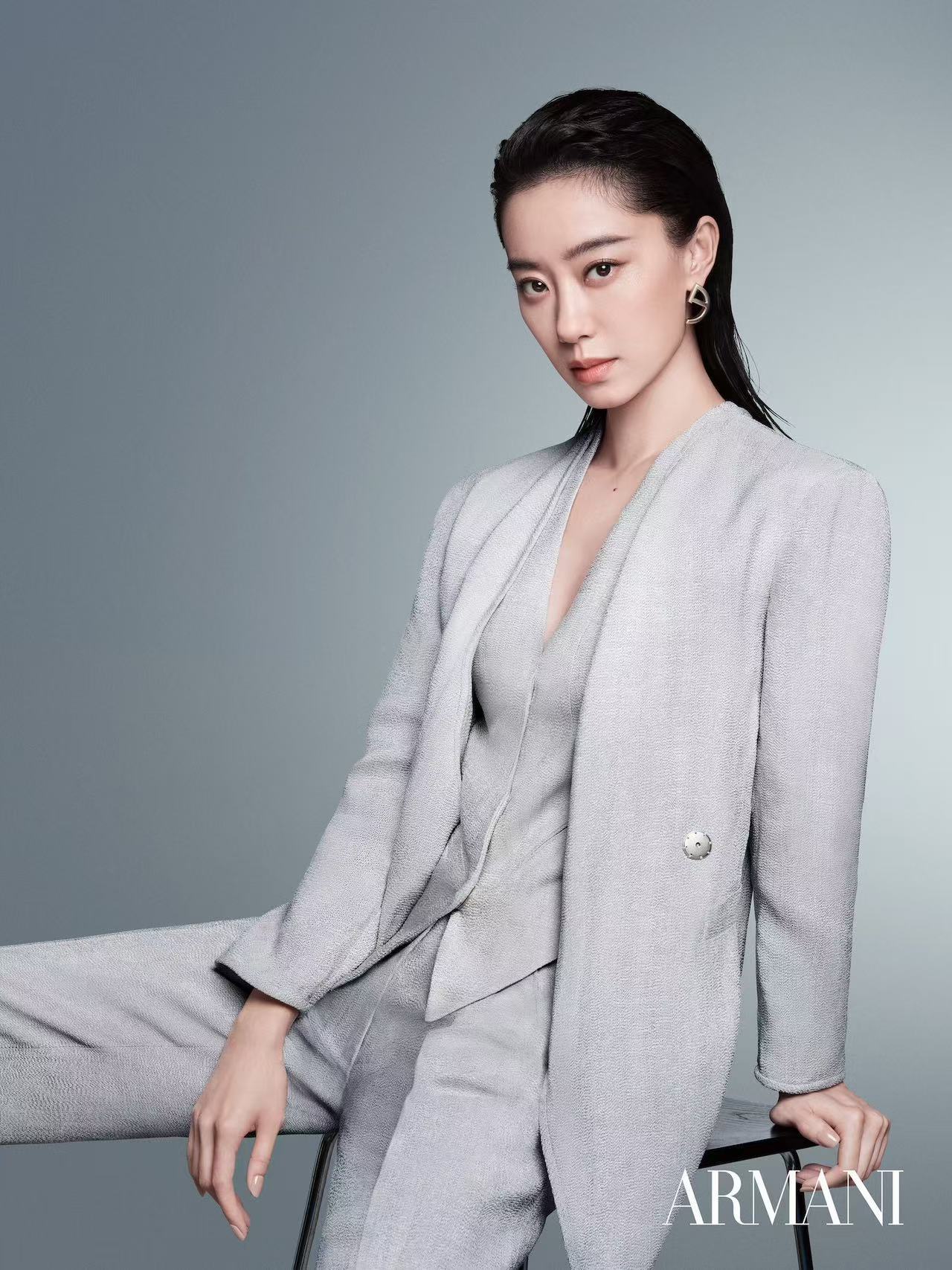 张小斐文淇官宣阿玛尼想出让这两张脸一起代言美妆的真是天才……官宣照完全是电影海报