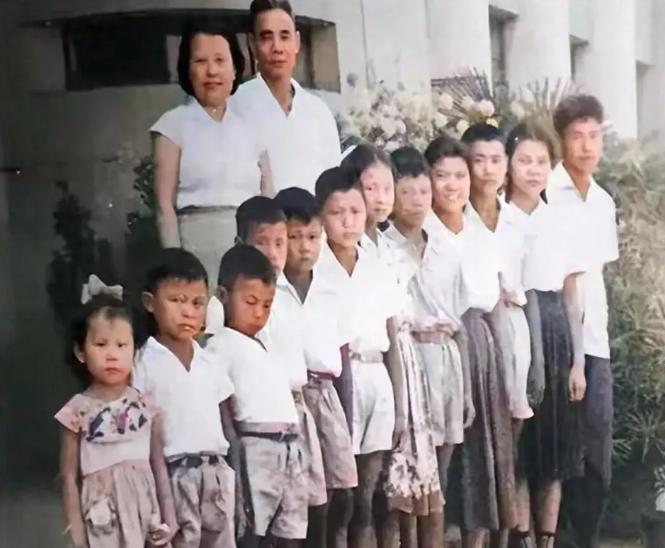 开国中将吴信泉与妻子俞惠如15年里每隔一年半生一个孩子，战火中全存活，周总理戏称