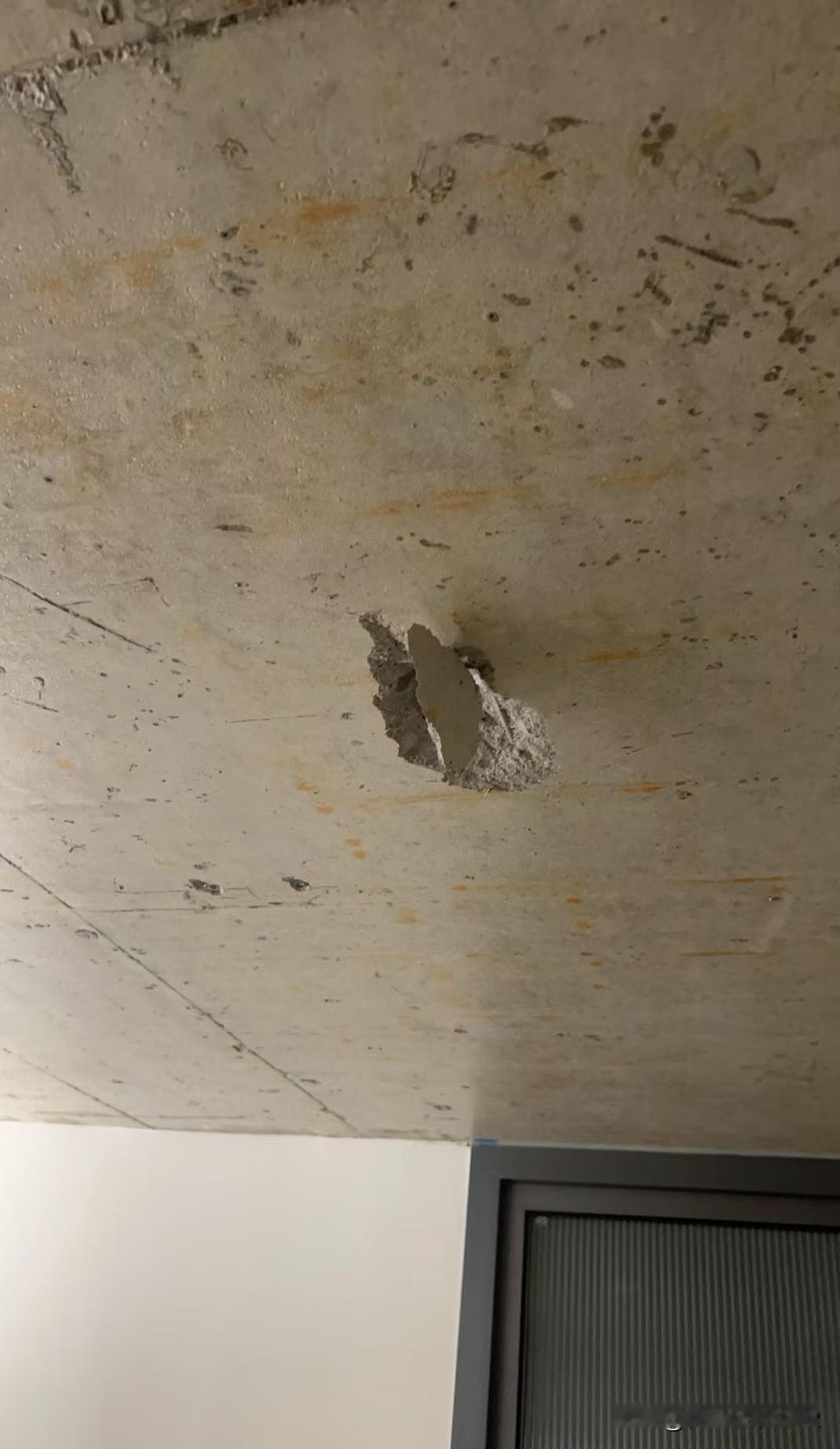 楼上装修把我天花板凿穿了…楼上把我的天花板凿穿了，现在补了个很丑的水泥芭，而且