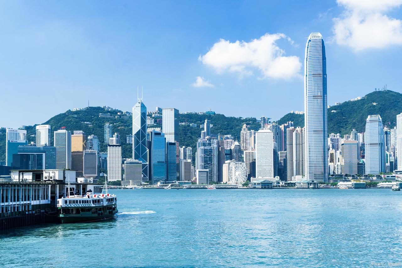最近去了一次香港，给我的感觉是街头看似风平浪静，暗处的“软对抗”从来没停过