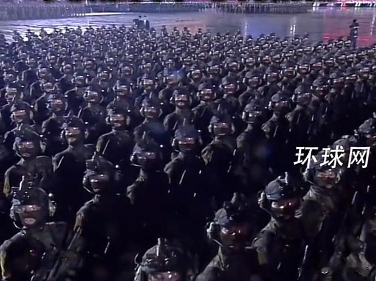 一衣带水的邻居朝鲜，其阅兵仪式上，搞出了五个动静。一是举行时间选在晚上，有让大