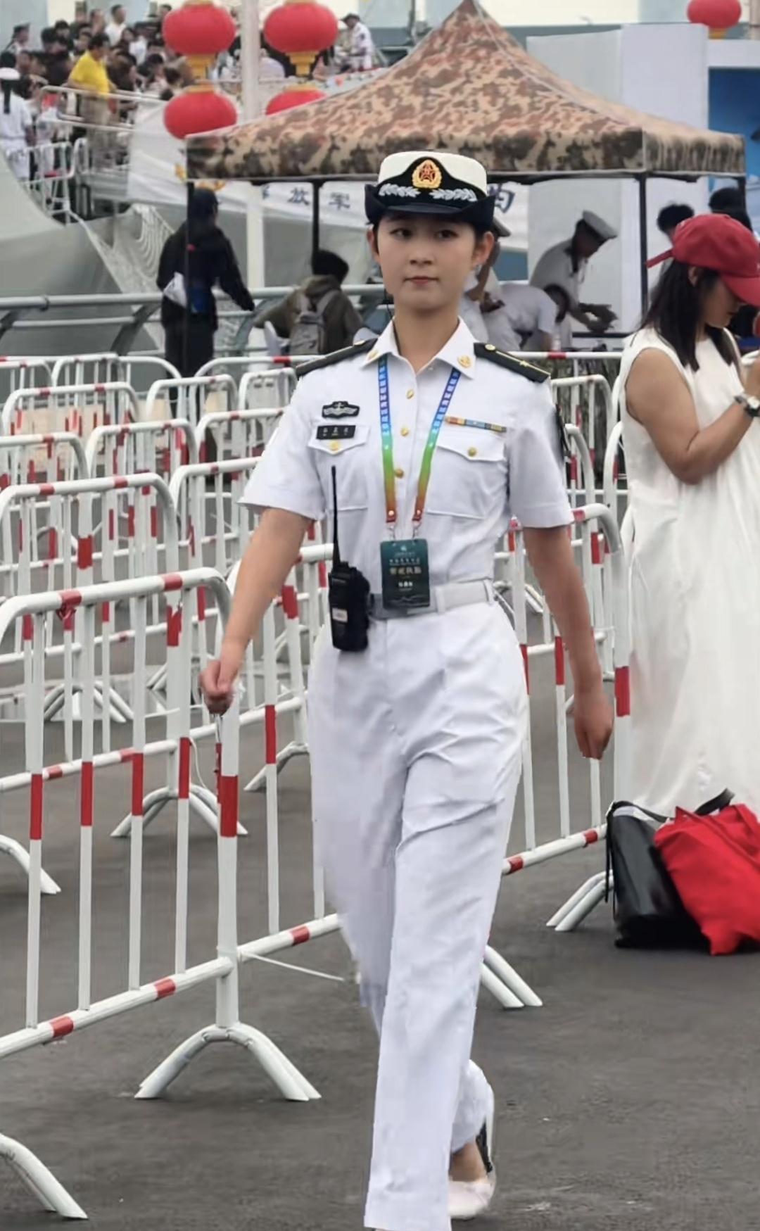 英姿飒爽的海军女少尉，果然优秀的都上交给了国家。能够被授予少尉军衔，应该是军校