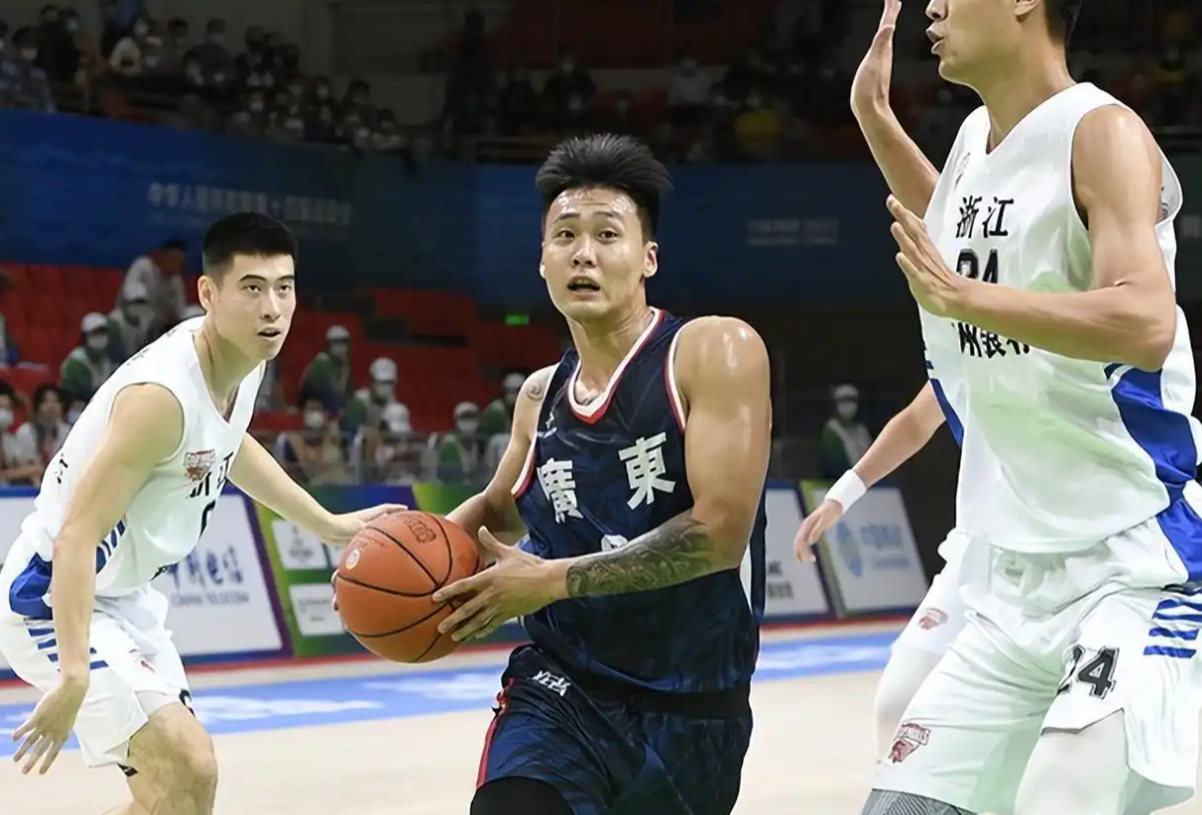 广东全运男篮巨星赵睿真是太口无遮拦了！最近代表广东男篮参加全运会的赵睿接受了媒体