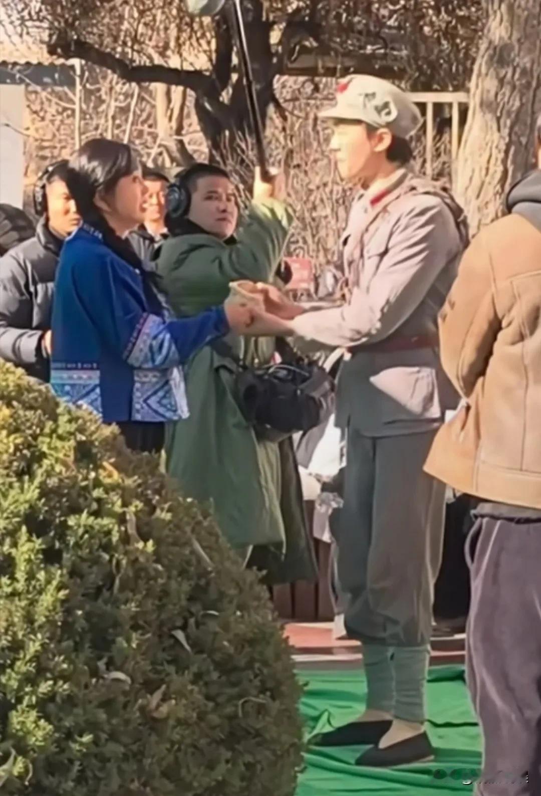 庆奶这是对扮演少女有执念吧！[捂脸哭]75岁的刘晓庆在她的新剧《草原上吹响了海螺