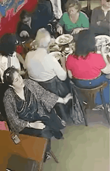 顺手牵羊这种把戏，这个老外干的也是比较麻利的，手法也是比较老道的，如果没有监控视