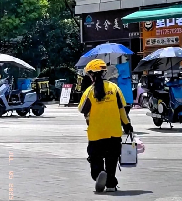 女孩40℃高温送外卖，是名学霸，高考685分，谈及家庭让人泪目！