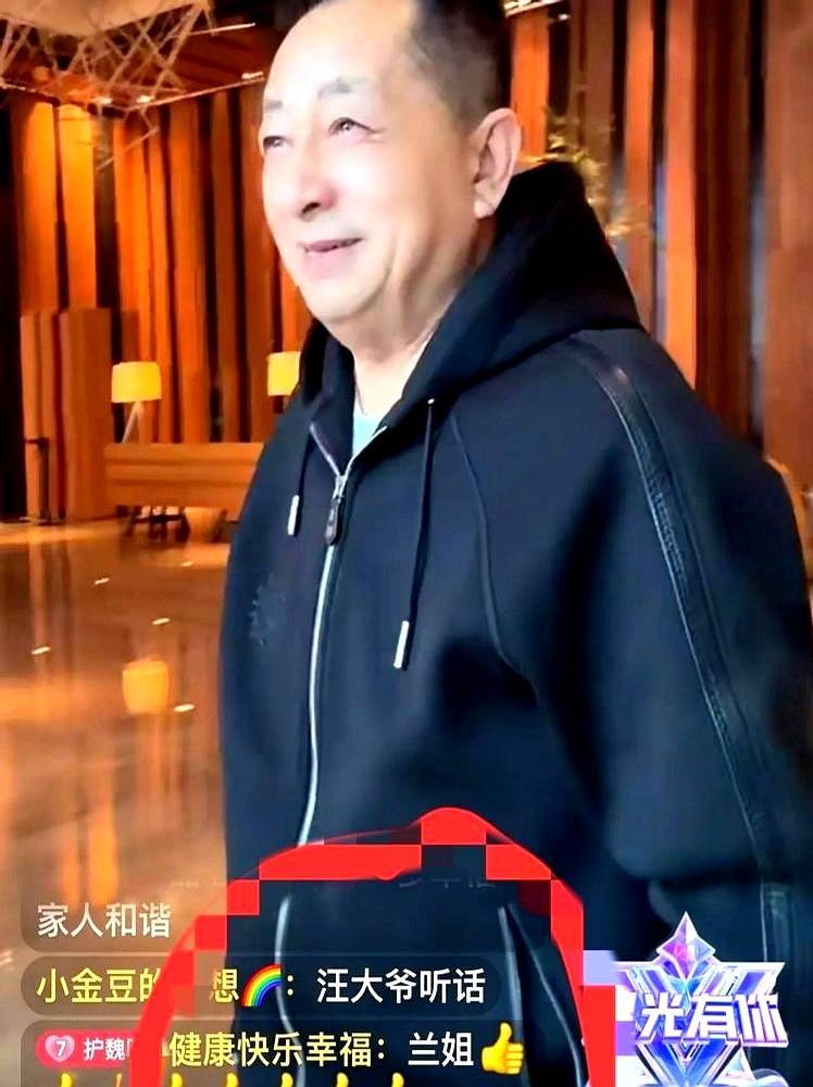 工人连夜拆掉台北街头那块三亿砸出来的酒店招牌，汪小菲又把亲妈的血汗钱烧成了灰。