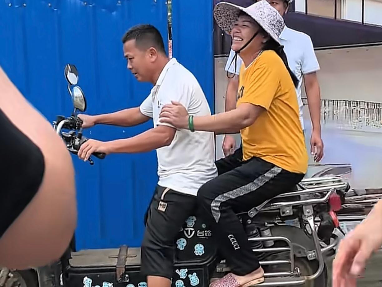 婵宝家的别墅终于封顶了，婵爸婵妈露出喜悦的笑容！这栋别墅是5月份开始动工的，