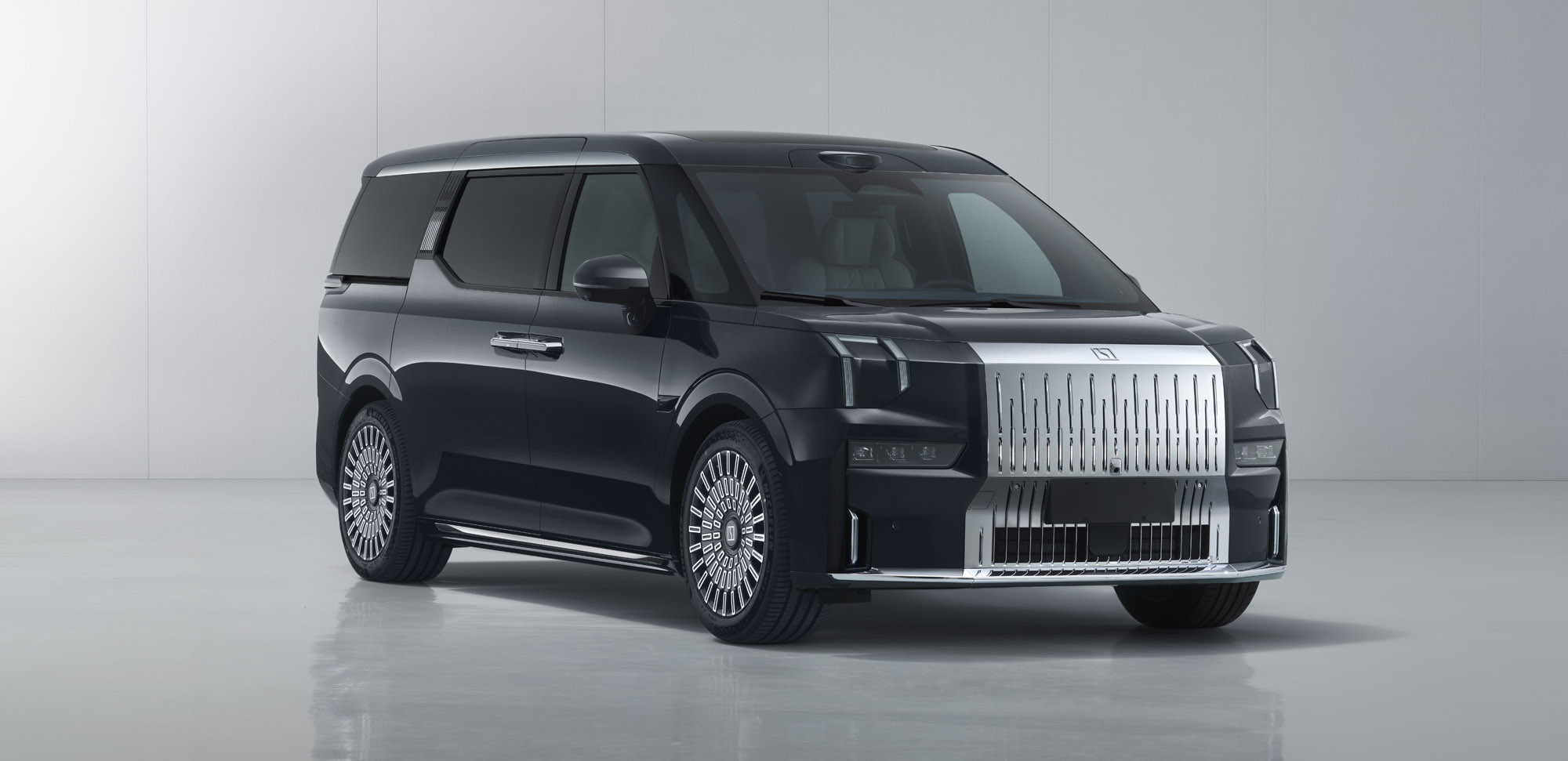 焕新极氪009申报图曝光3月13日，焕新极氪009申报图曝光，外观来看较现款变