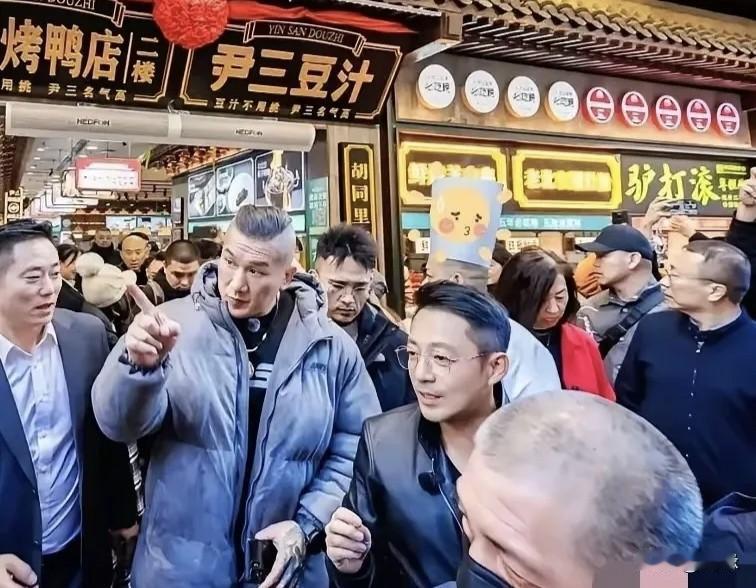 汪小菲因台湾馆长北京行，口碑爆增！他尽地主之谊，带着老婆马筱梅一起热情款待馆长