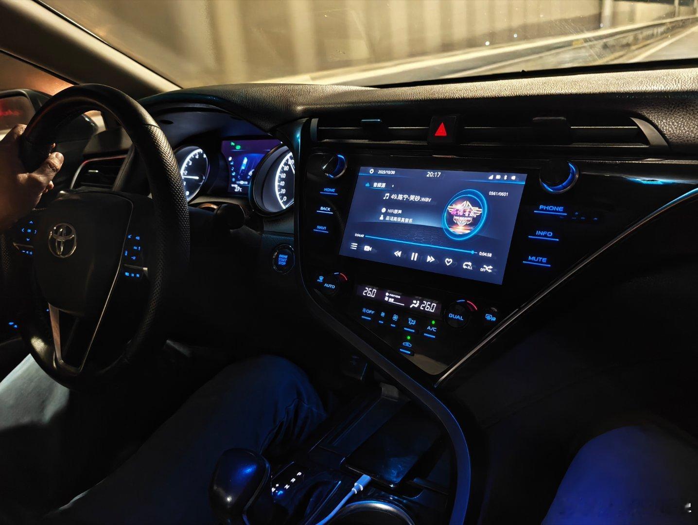 打车打了一个专车,丰田凯美瑞空间小,声音吵,舒适性不行,智能化依托答辩和头两天开