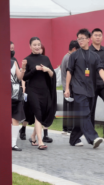 1.73毫无水分的身高就是宋佳穿着人字拖到处溜达的底气，她应该是娱乐圈最喜欢穿人