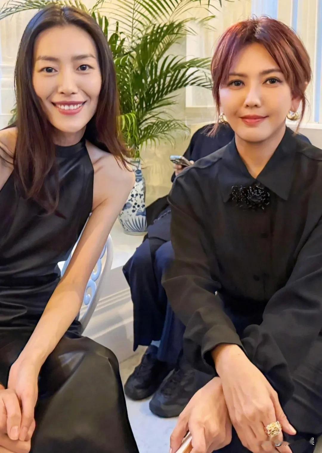 刘雯和孙燕姿现身香奈儿活动。一个是国际超模，一个是知名歌手。看俩人同框，47岁