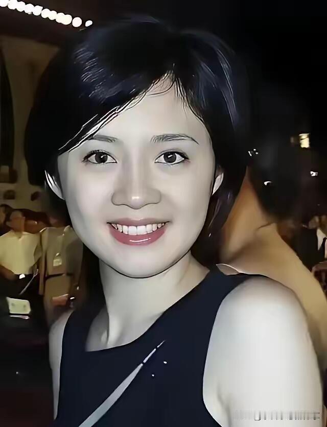 这个美女主持人长得真是漂亮，现在的刘心悦和龙洋都没有她好看，她的脸蛋精致、性感妩