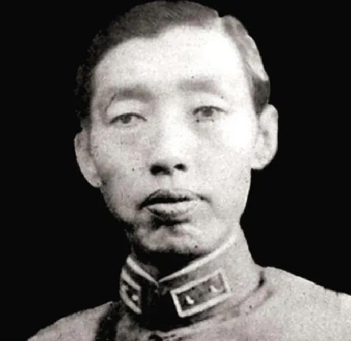 1925年，石友三担任包头镇守使后，把父亲接来奉养。一天，一个士兵玩枪走火打伤一