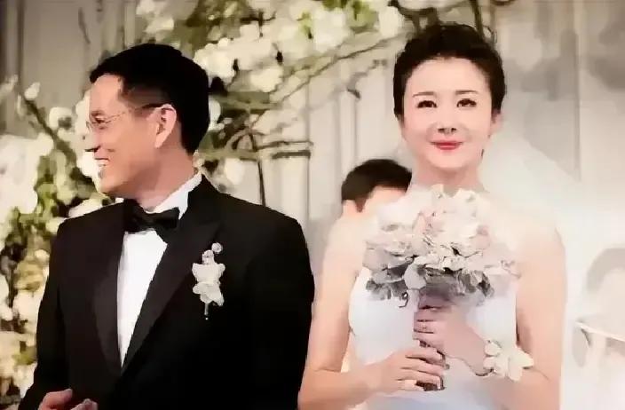 孙菲菲直播里说自己当年挑老公就图俩字：像爹。海归高管戴眼镜说话慢，她瞬间把缺了