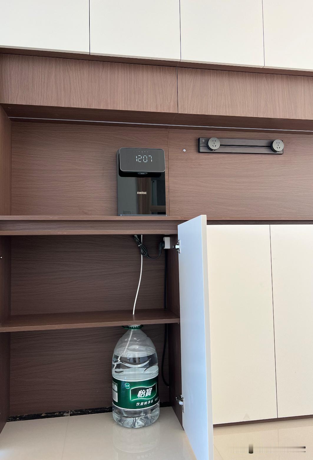 管线机+桶装水的搭配你试过没有？天气转冷，去新家打扫卫生终于可以喝上热水了！